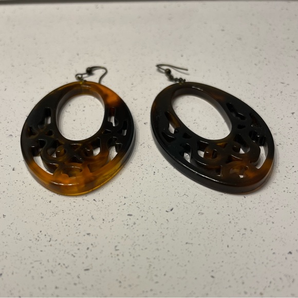 ~Vintage Tortoise Shell Patterned Earrings~ - Picture 5 of 5